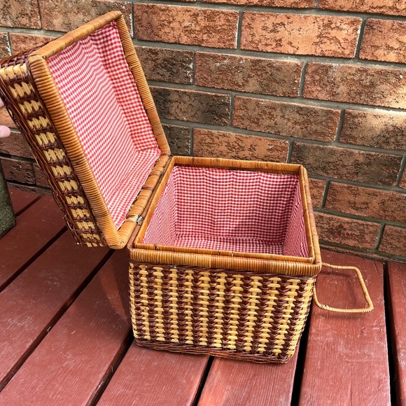 Vintage Large Square Wicker Picnic Basket with Gingham Fabric Lining - Picture 6 of 10